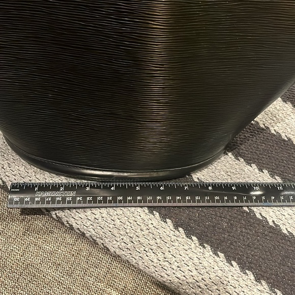 Louis Vuitton black epi leather tote bag - Picture 8 of 13